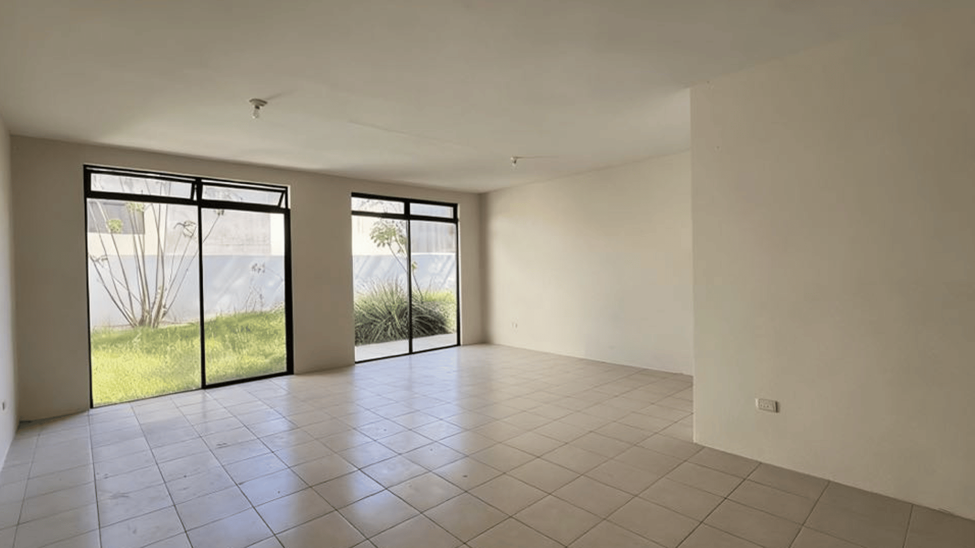 Venta de amplia casa en Km 21.5 Carr. a Fraijanes | Bosque Escondido