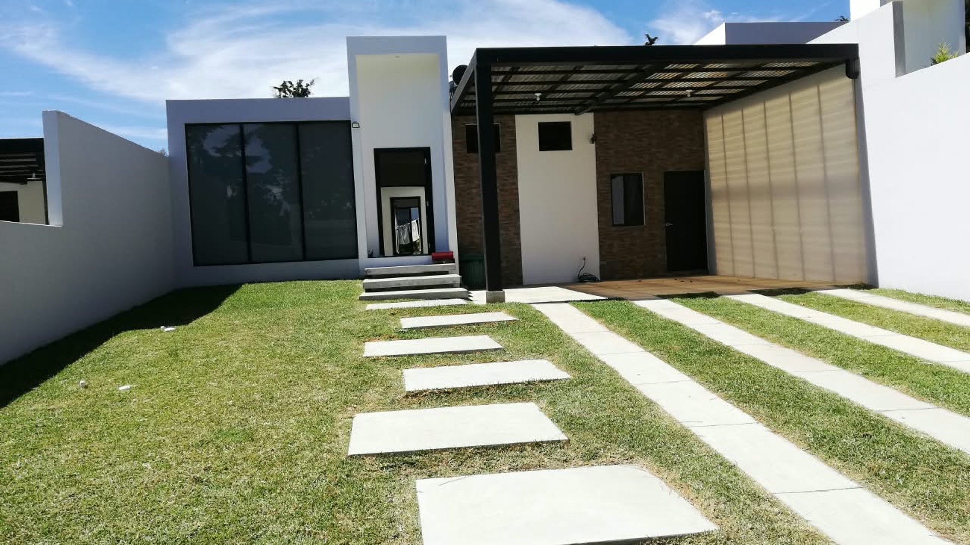 Hermosa Casa de 1 Nivel - Miniatura 2