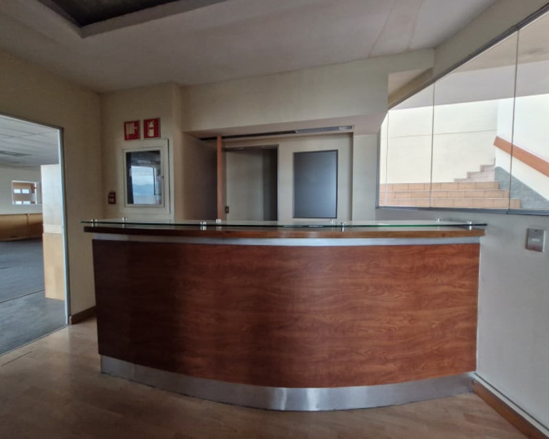 Oficina en renta Pent House de edificio en zona 10.
