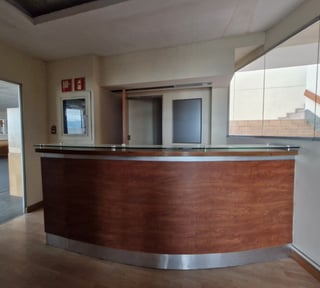 Oficina en renta Pent House de edificio en zona 10.