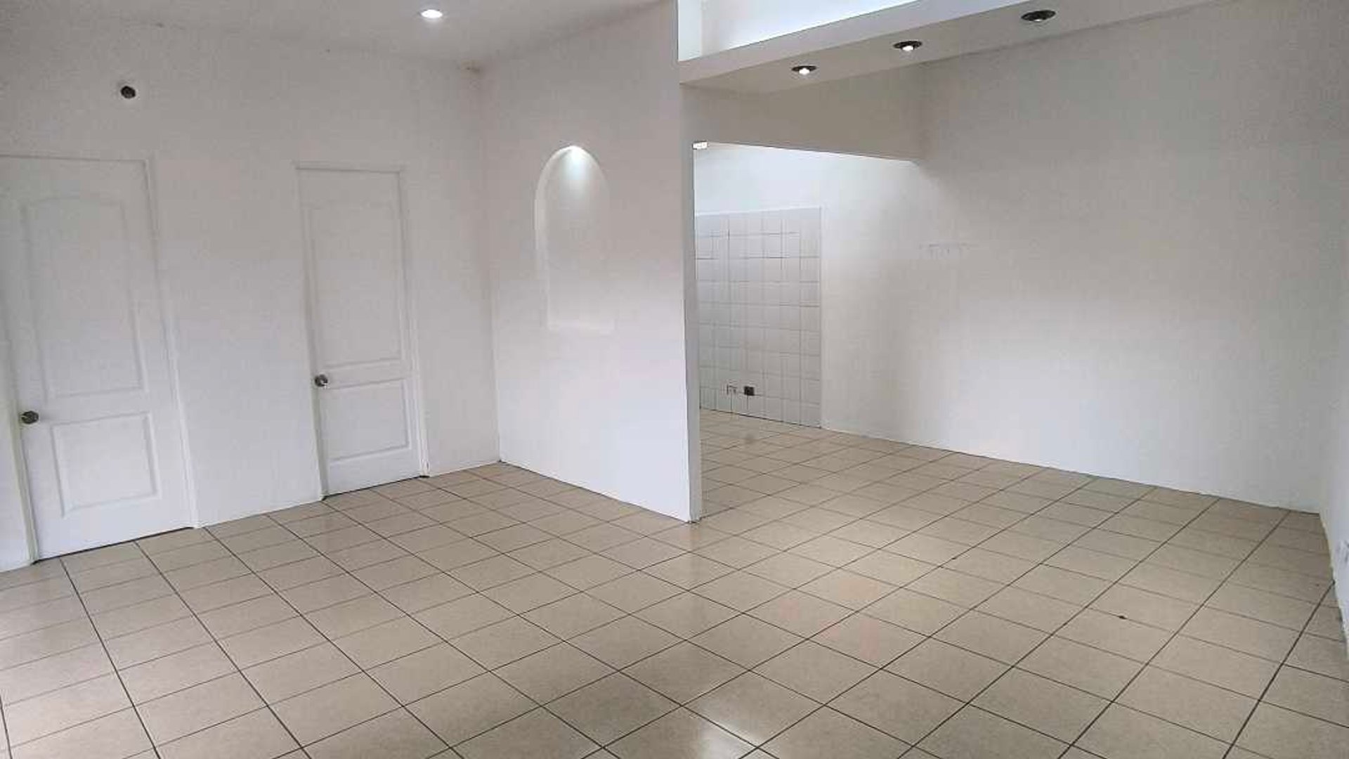 Alquilo Local Comercial en Plaza Utatlan Zona 7