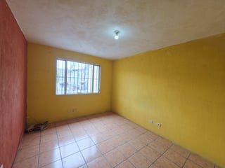 Casa en Venta con Apartamento y Locales en Zona 2 Mixco - 4