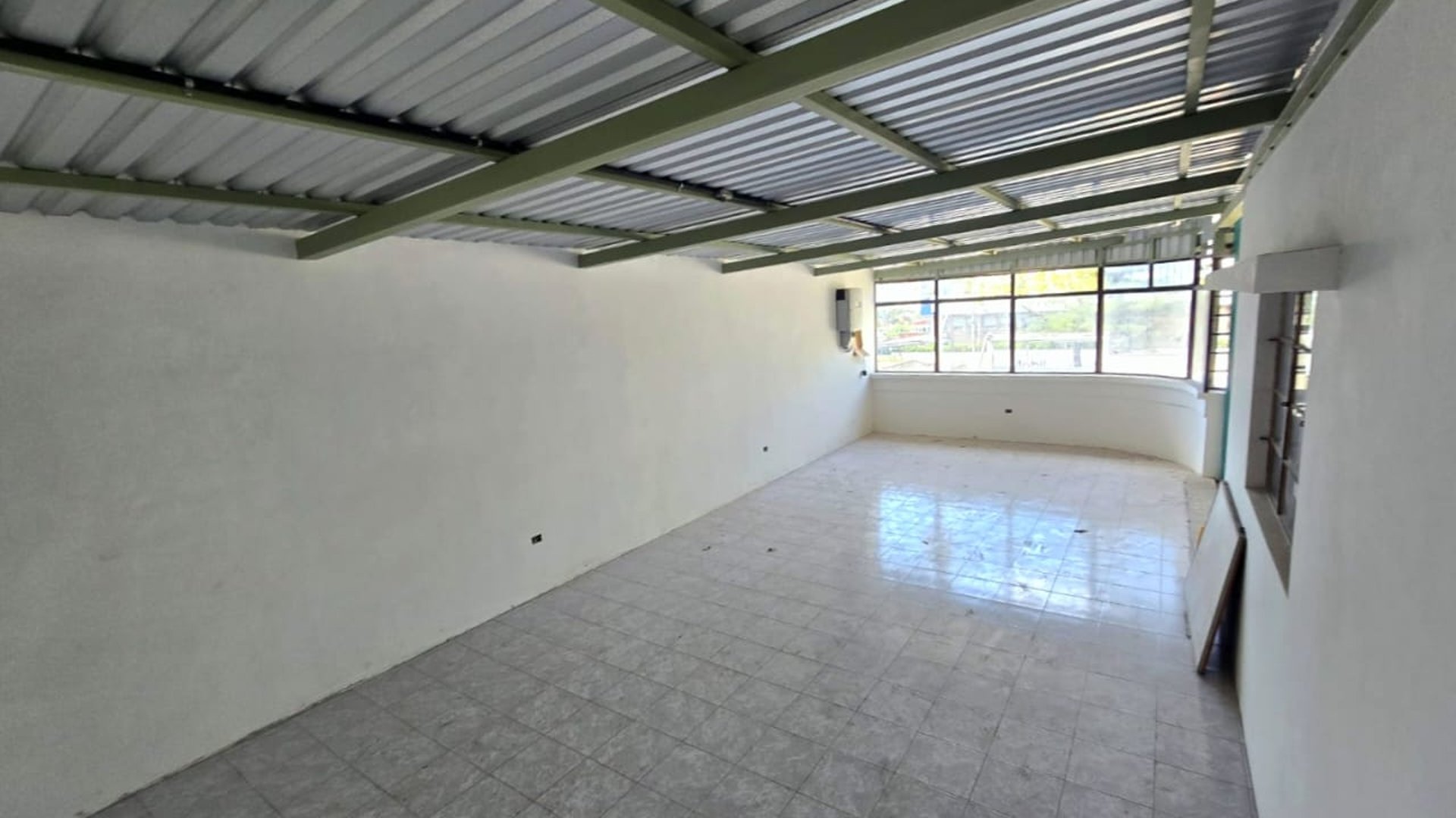 Renta de ofibodega de 900 metros en zona 9 Ref-6024 - Miniatura 2