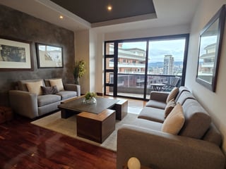 En Alquiler Apartamento amueblado en Zona 10 - 5
