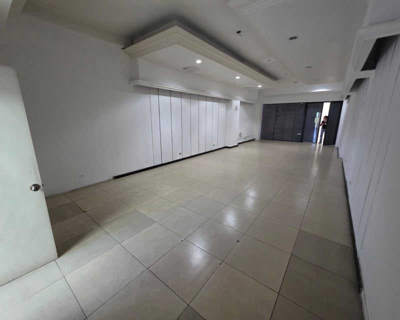 Alquilo local en Centro Comercial La Pradera Zona 10 Ref-5048