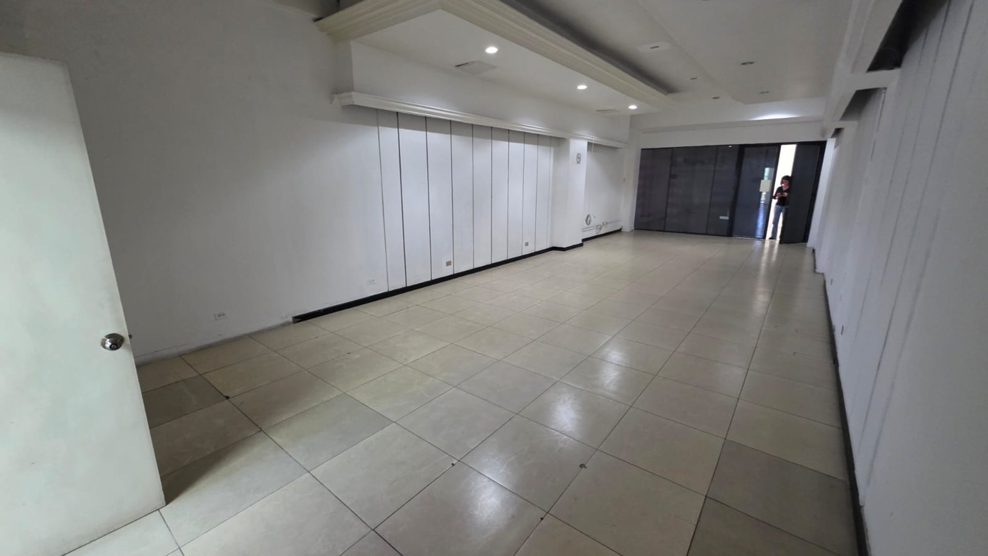 Alquilo local en Centro Comercial La Pradera Zona 10 Ref-5048