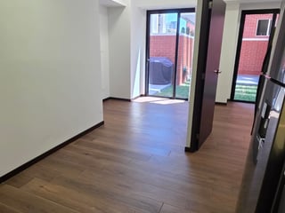 Lindo Apartamento alquilo a estrenar en zona 10 con jardín - Image 11
