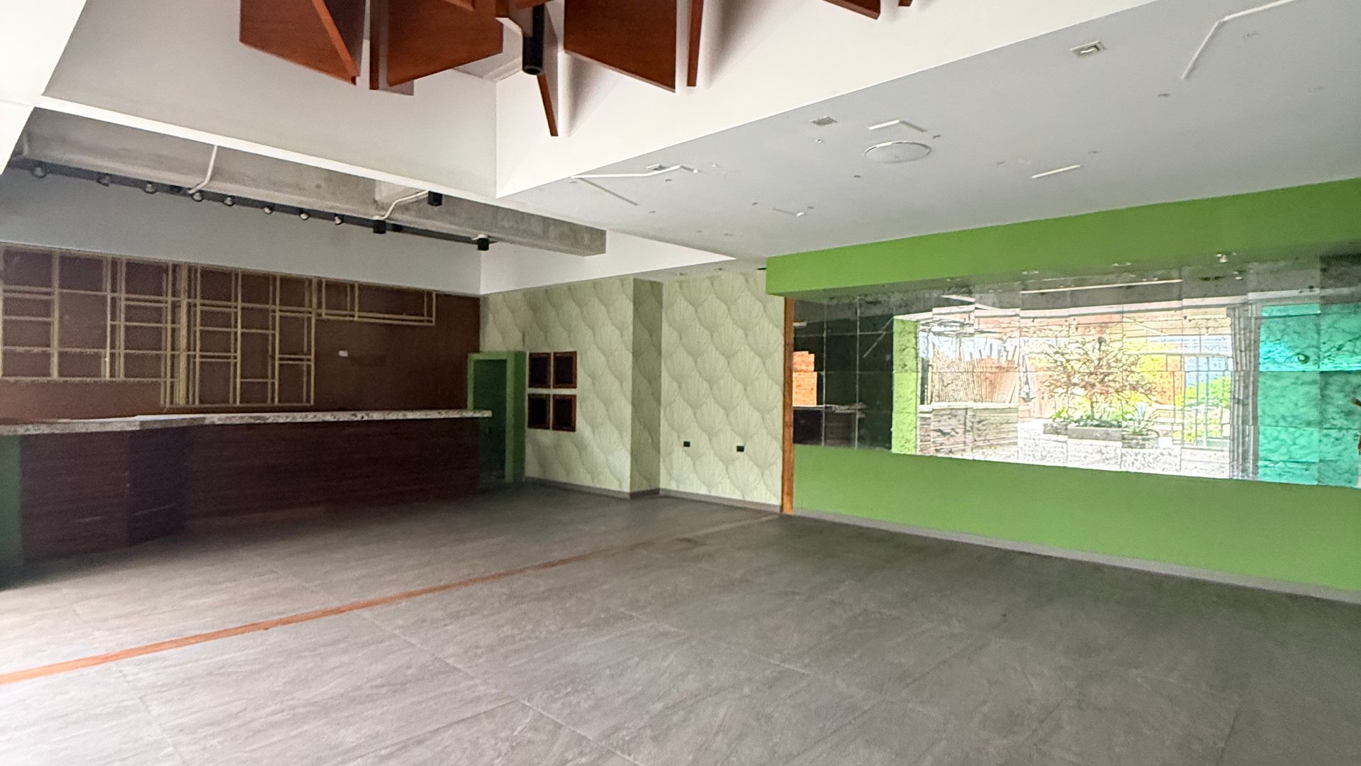 Local Comercial Premium en Renta | 471m² | Nuevo | Seguridad 24/7 - Miniatura 2
