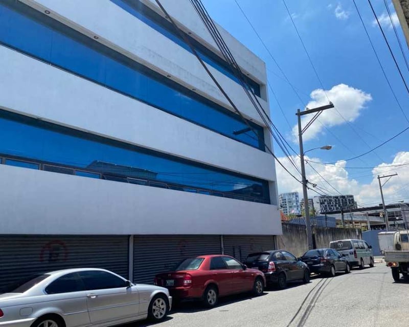 EDIFICIO DE CUATRO NIVELES  EN VENTA EN ZONA 5,.Excelente Ubicación .