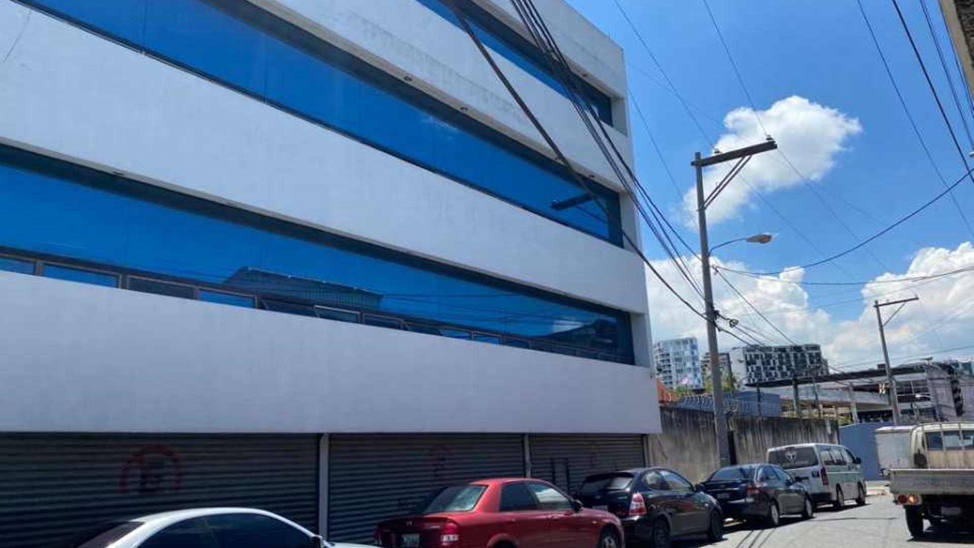 EDIFICIO DE CUATRO NIVELES  EN VENTA EN ZONA 5,.Excelente Ubicación . - Image 1