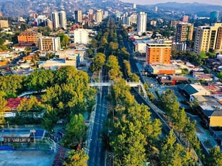 Amplia Casa Comercial en Renta – Zona 15, 21 Avenida 📍 - 2