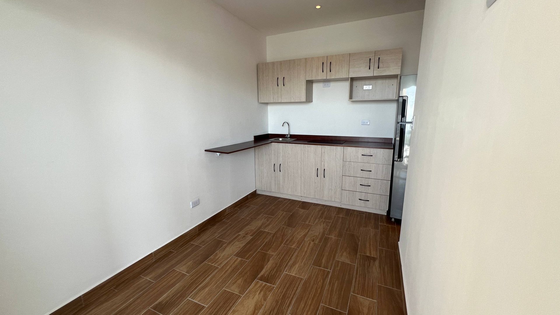 Apartamento D2 en renta en Hacienda Real zona 16 - Miniatura 3