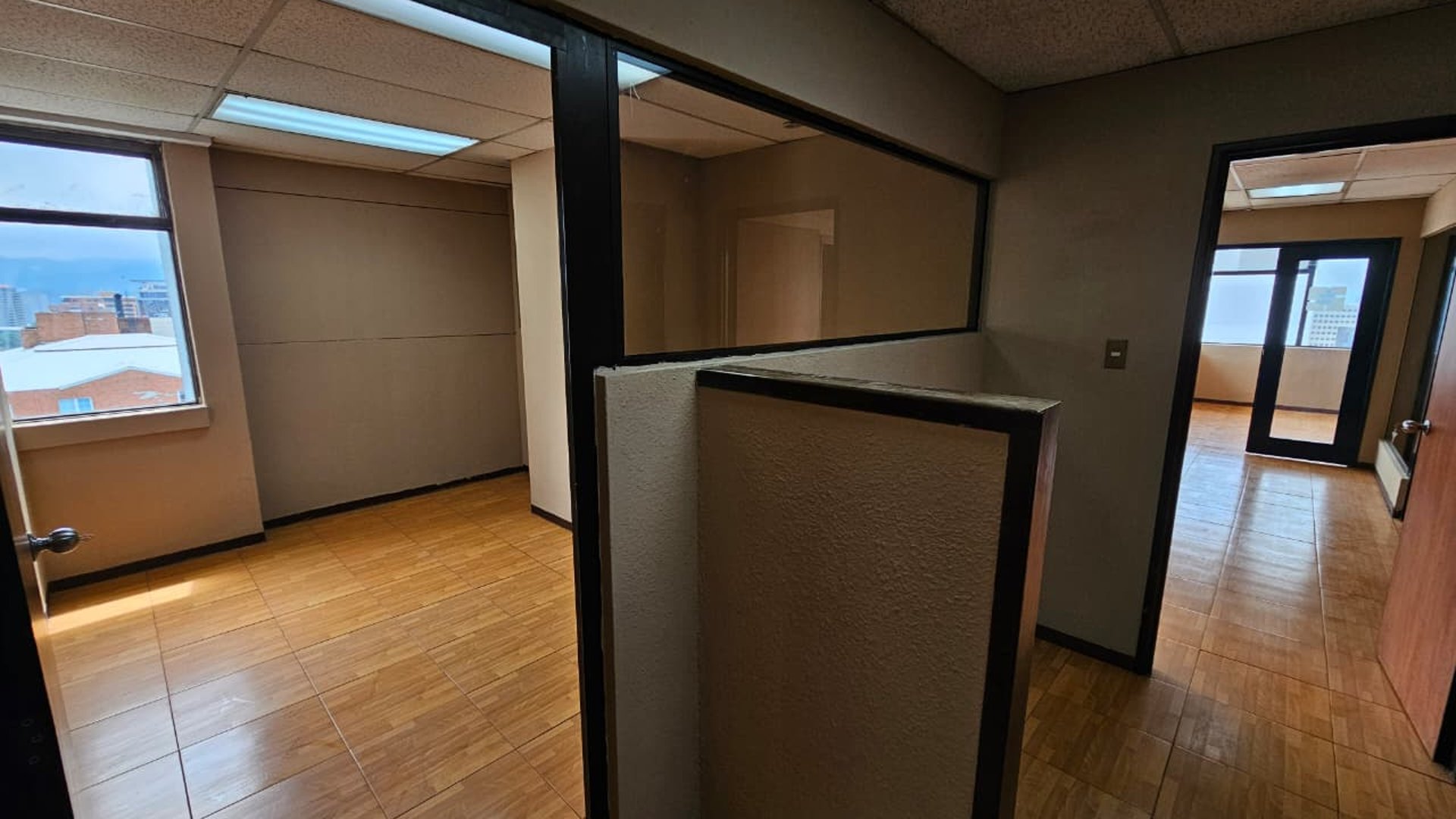 Oficina en Renta en Edificio Reforma Montufar, zona 10 - Miniatura 5