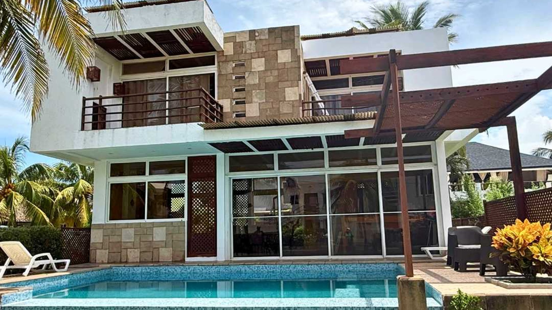 EN CONDOMINIO KM. 5 CARRETERA A MONTERRICO SE VENDE CASA - Miniatura 3