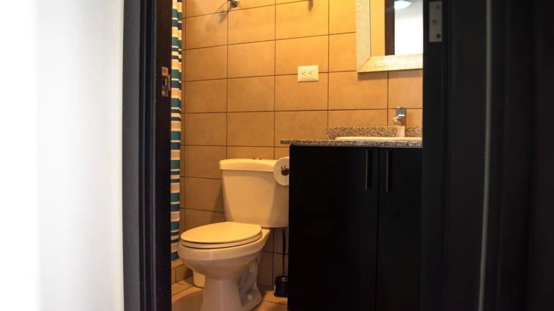 TORRE BARCELONA/ Apartamento Amueblado en renta, zona 9 - Miniatura 4
