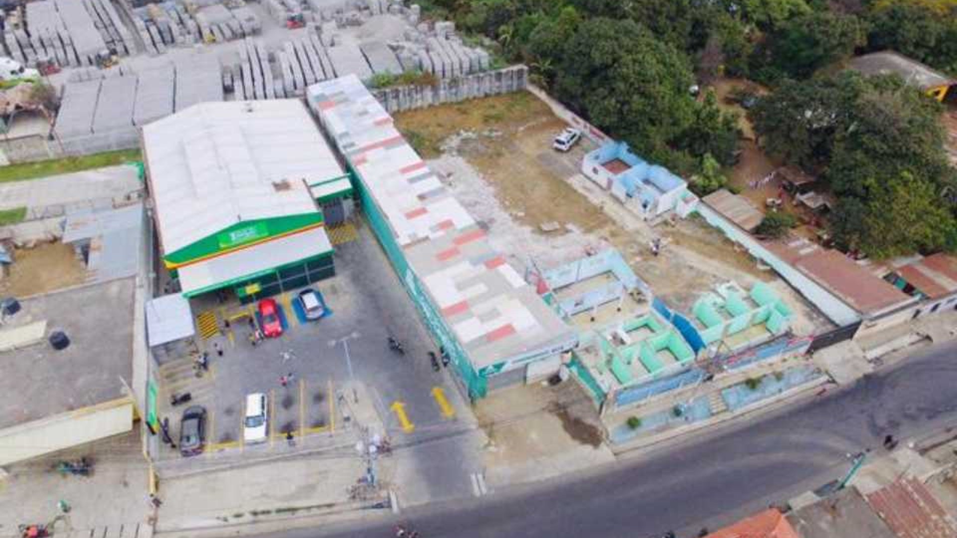 Inversionistas vendo propiedad en Bárcenas - Miniatura 2