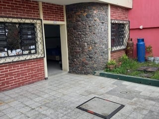VENTA casa uso comercial en zona 12 entorno El Carmen - Image 1