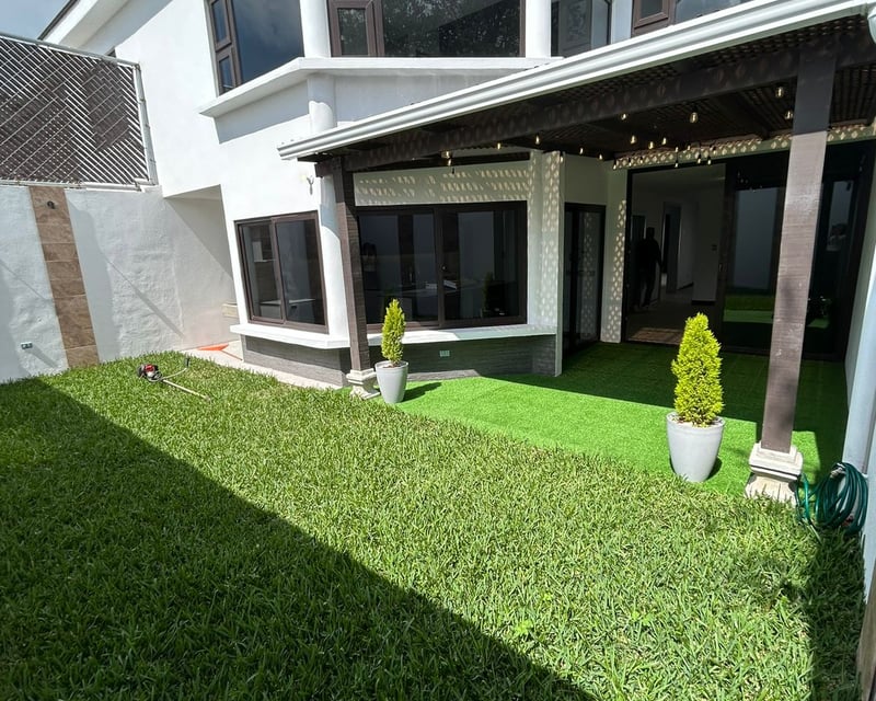 Venta de casa en Los Manantiales con apartamento extra