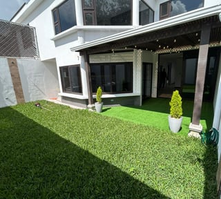 Venta de casa en Los Manantiales con apartamento extra