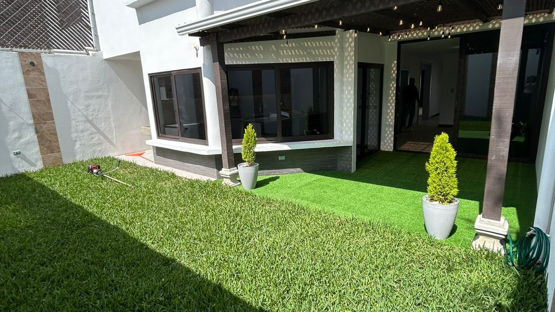 Venta de casa en Los Manantiales con apartamento extra
