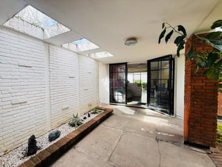 ALQUILER DE AMPLIA CASA IDEAL PARA COMERCIO U OFICINAS - ZONA 10 - 5