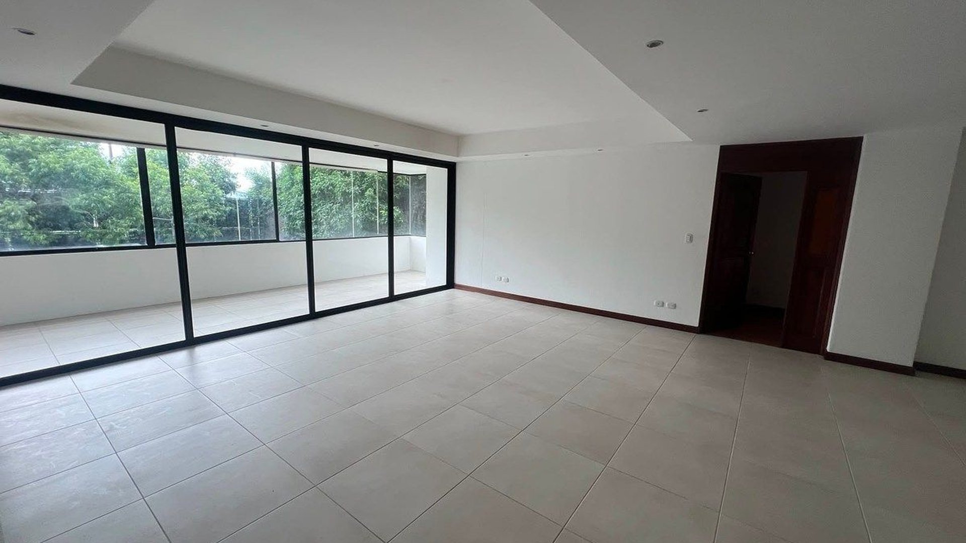 Amplio Apartamento en Renta o Venta – Altos de Torreliana