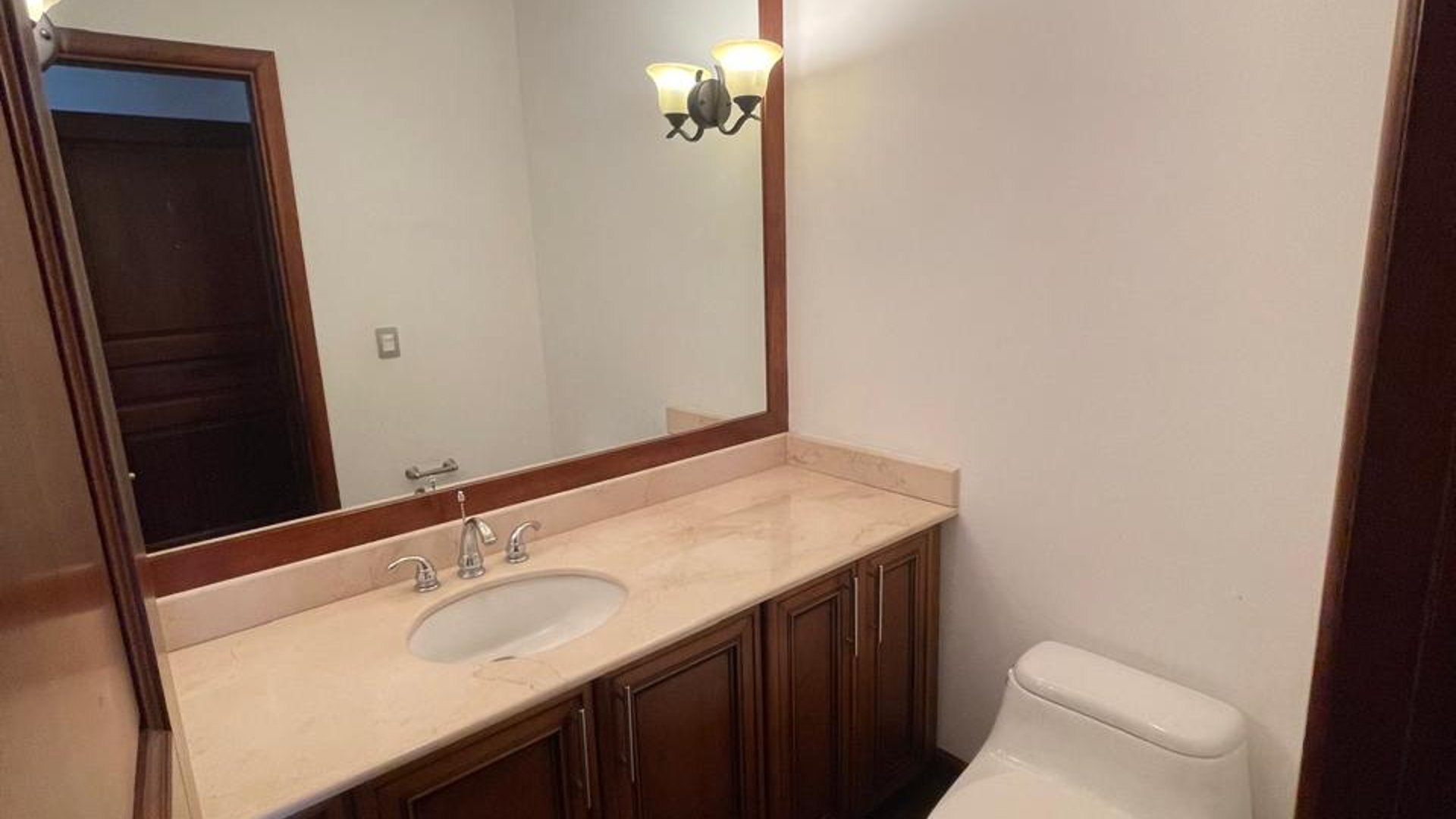 Apartamento en Alquiler Edificio Tadeus, zona 14 N6 - Miniatura 9