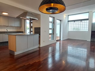 📍 APARTAMENTO EN RENTA – EDIFICIO EN COLONIA OAKLAND | ZONA 10 - Image 1