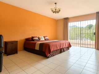 HERMOSA CASA DE LUJO EN VENTA EN SAN BARTOLOMÉ MILPAS ALTAS - Image 11