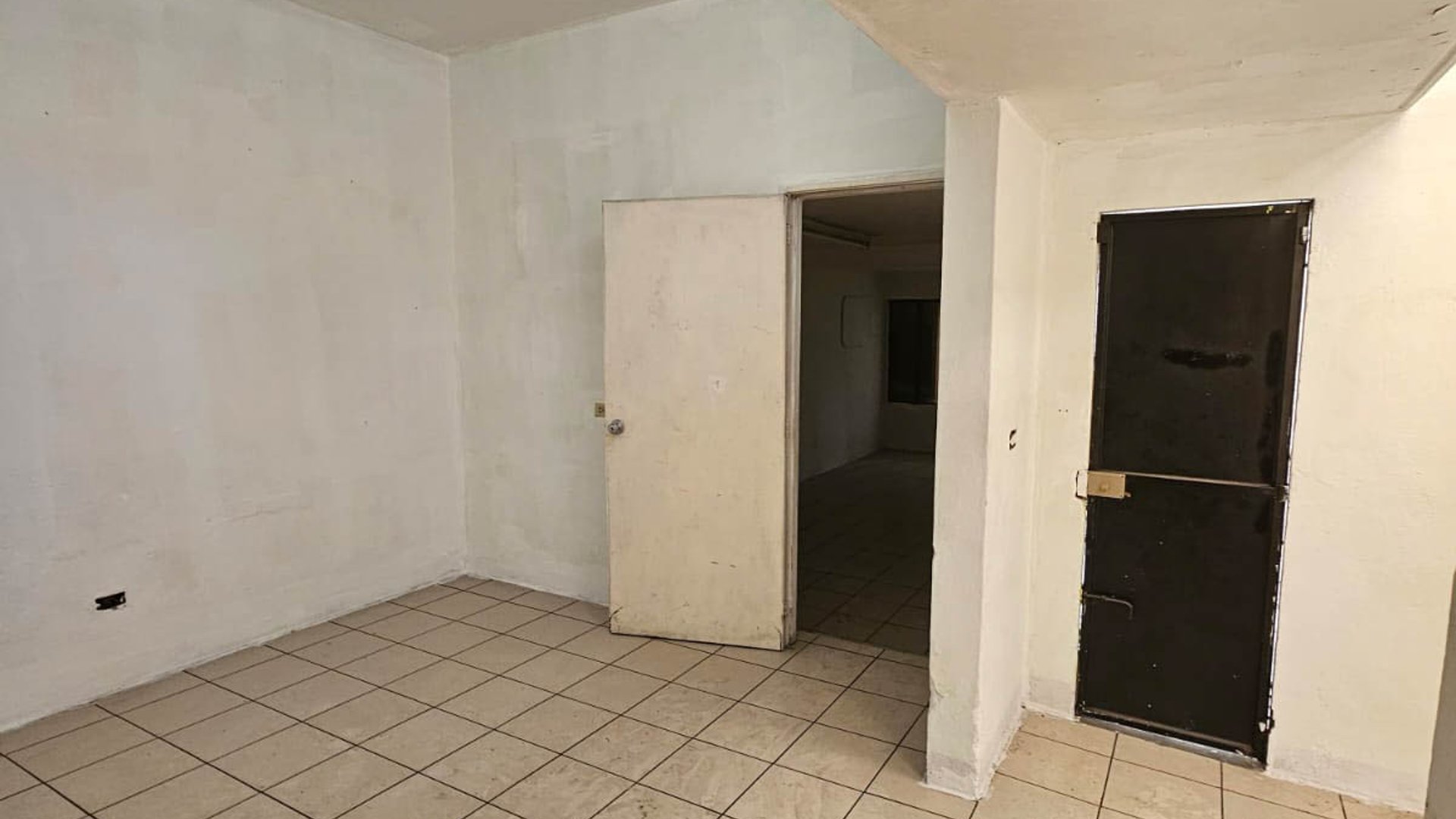 CASA CON GIRO COMERCIAL EN RENTA ZONA 9 - Miniatura 3