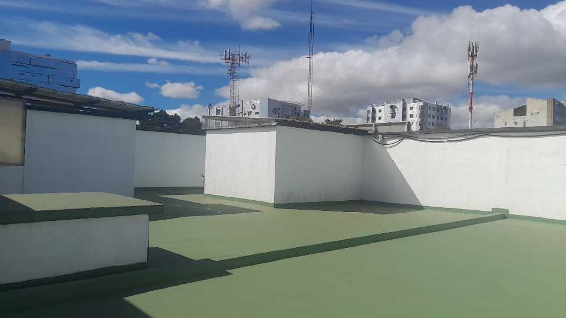 Renta Casa Zona 10, A pocos metros de Hospital Centro Medico - Miniatura 10
