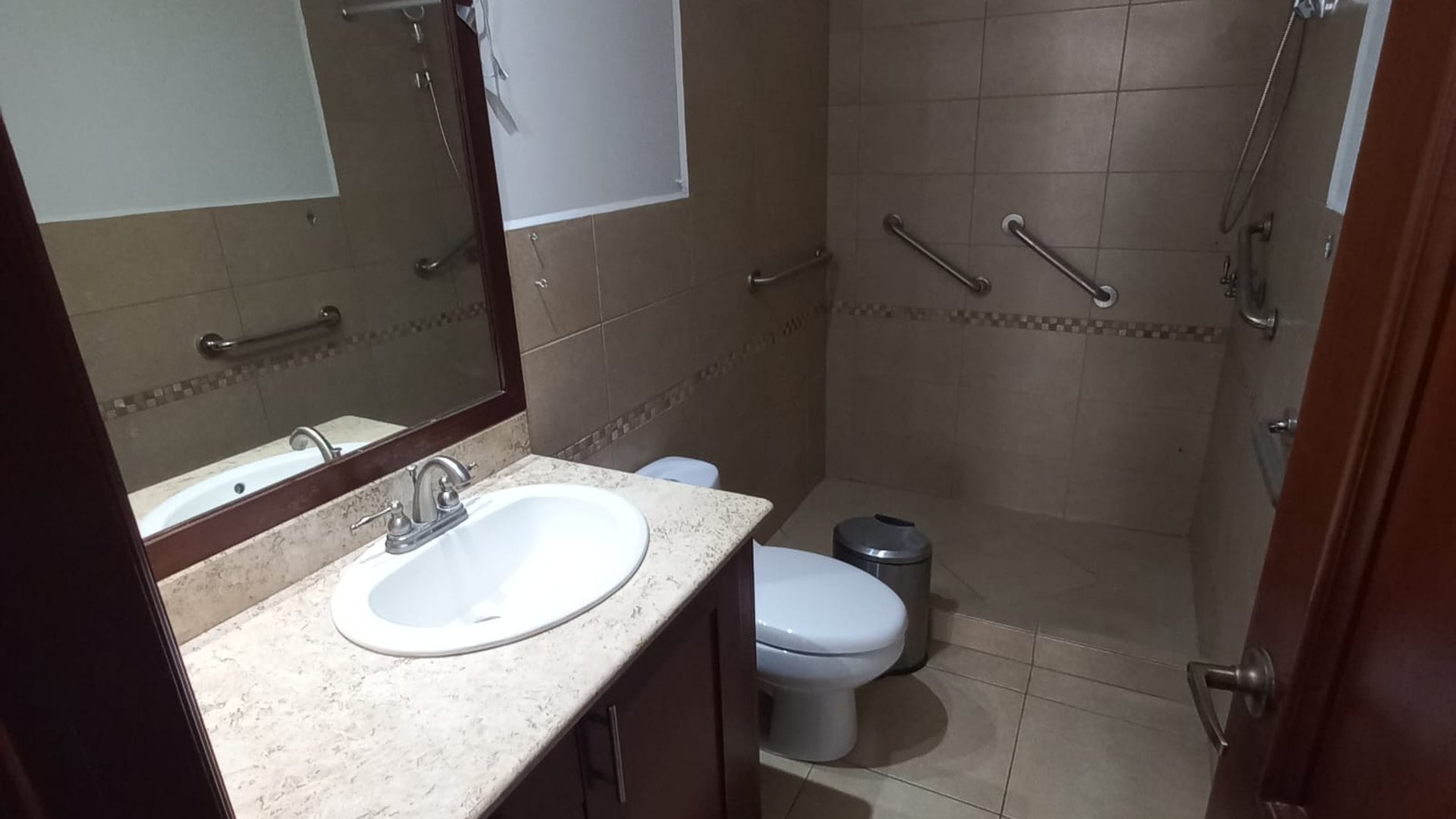 Apartamento en renta en Edificio Boticcelli, zona 15 Ref-6060 - Miniatura 2