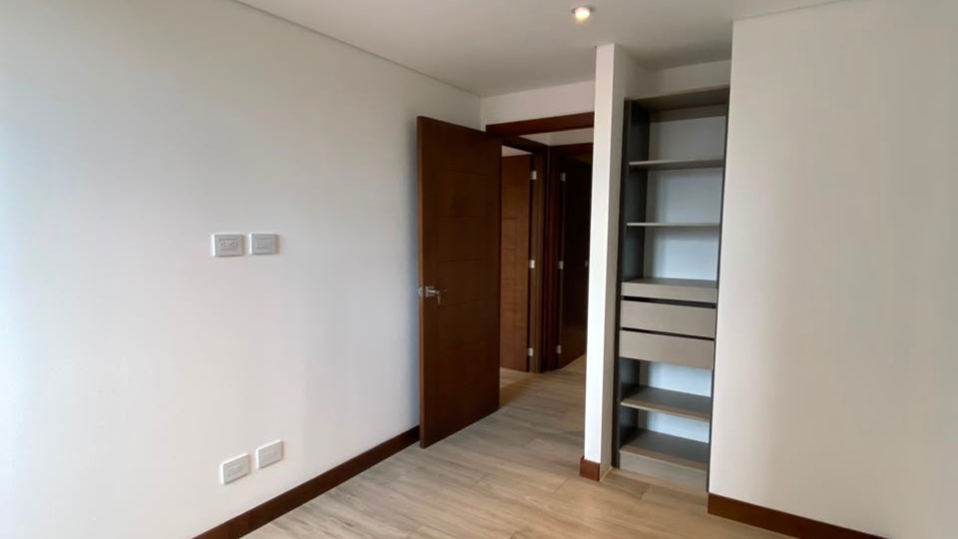 ???? APARTAMENTO EN RENTA – 2 HAB + BALCÓN | RESERVA DIEZ | ZONA 10 - Miniatura 7