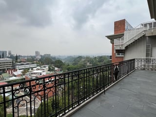 Venta de Penthouse de 2 dormitorios en Edificio Vía 7, zona 10 - 2