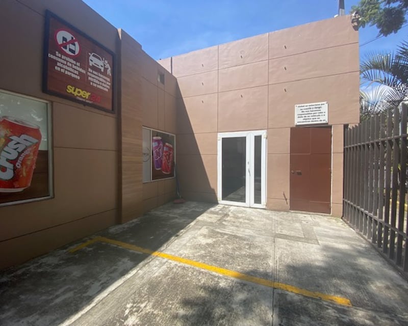 Locales a una cuadra de Las Americas en alquiler, zona 13