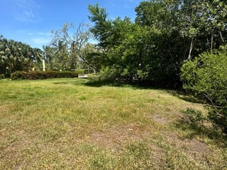 LIKIN TERRENO DE ESQUINA CON CANAL EN VENTA - 2