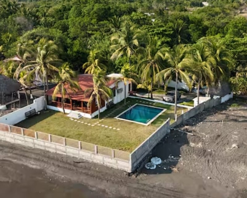 📍 CHALET PRIVADO EN VENTA – 5 HAB + PISCINA + FRENTE AL MAR | IZTAPA