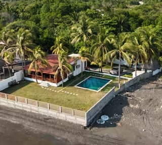 📍 CHALET PRIVADO EN VENTA – 5 HAB + PISCINA + FRENTE AL MAR | IZTAPA