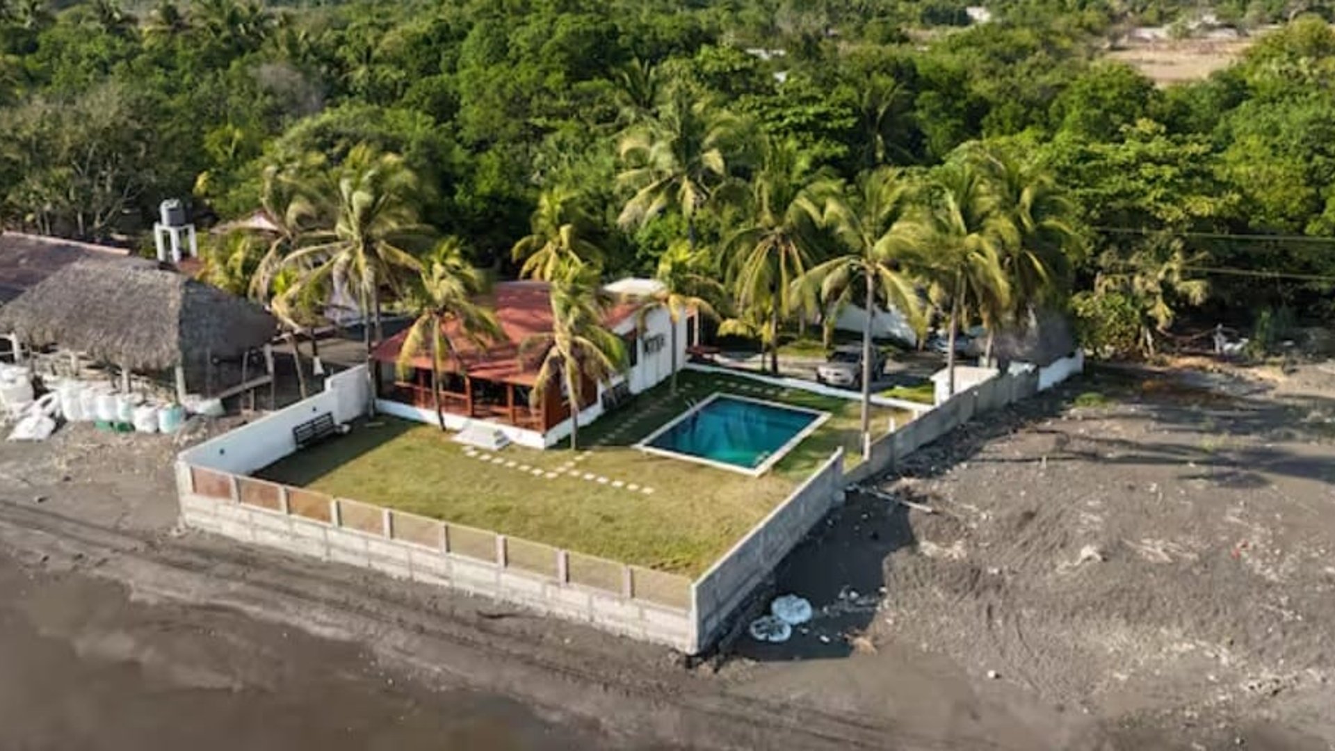 📍 CHALET PRIVADO EN VENTA – 5 HAB + PISCINA + FRENTE AL MAR | IZTAPA