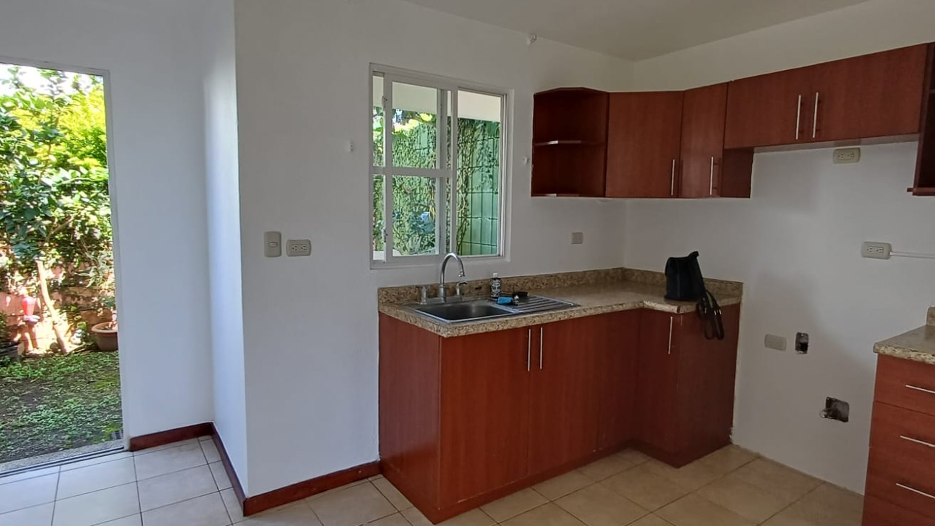 Casa en renta de 3 habitaciones y 2 niveles en KM 25.5 CAES Ref-5397