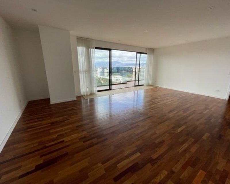 Penthouse  en Renta Zona 14 – Amplio, con Terraza y Vista Espectacular
