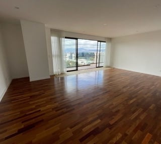 Penthouse  en Renta Zona 14 – Amplio, con Terraza y Vista Espectacular