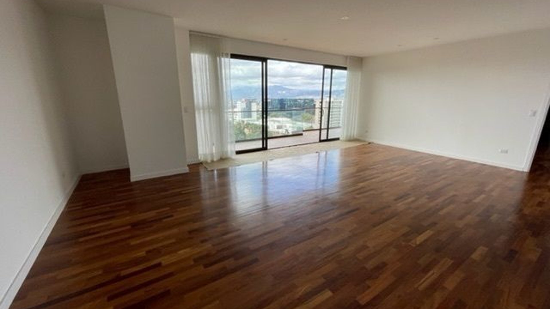 Penthouse  en Renta Zona 14 – Amplio, con Terraza y Vista Espectacular