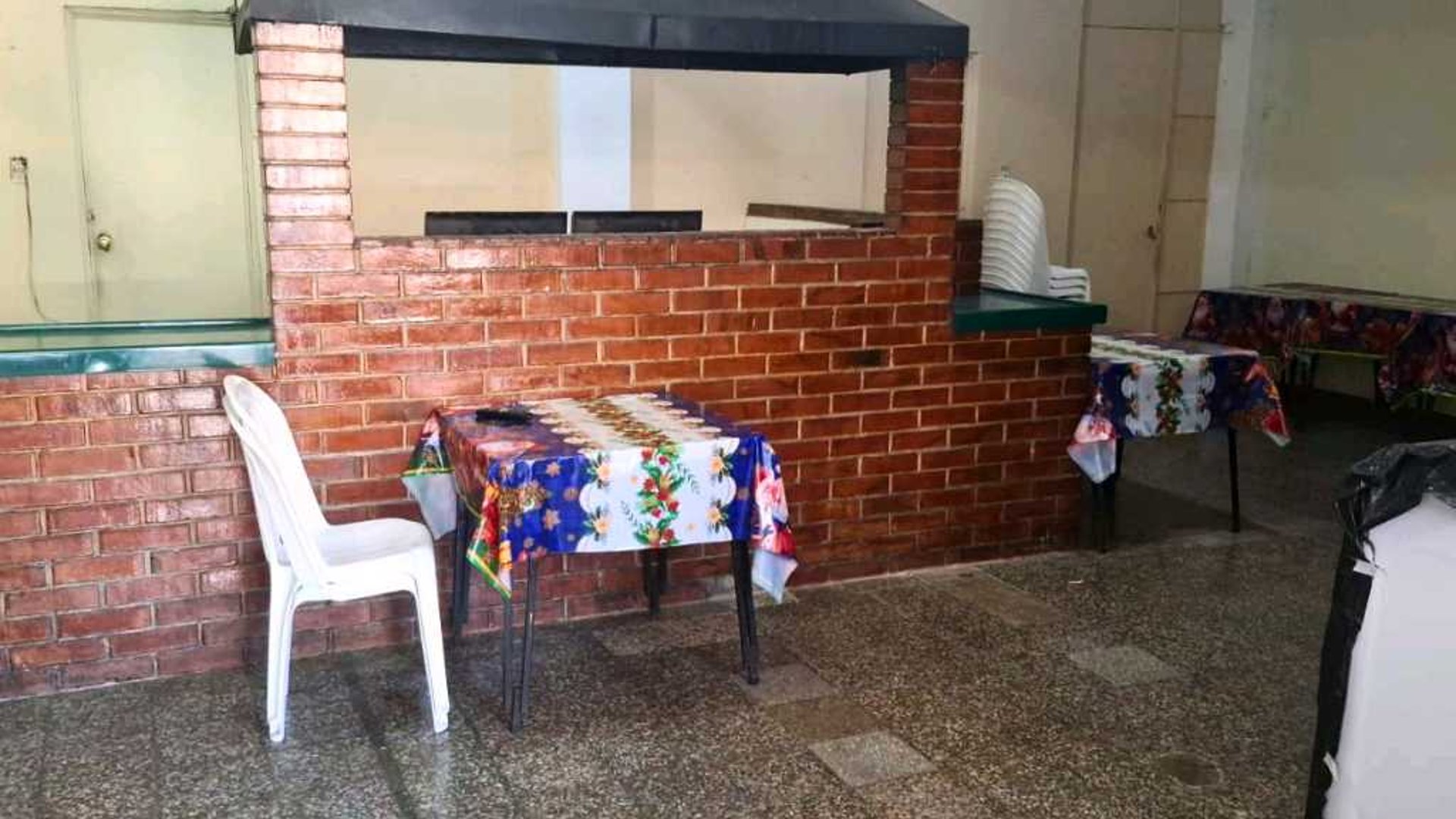 LOCAL COMERCIAL EN RENTA – ZONA 9 - Miniatura 3