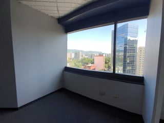 En Alquiler oficina en edificio comercial en zona 10 - 2