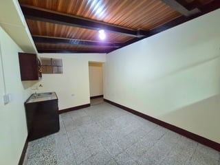 RENTA Propiedad con 2 Apartamentos en Zona 18 Colonia Atlántida - 3