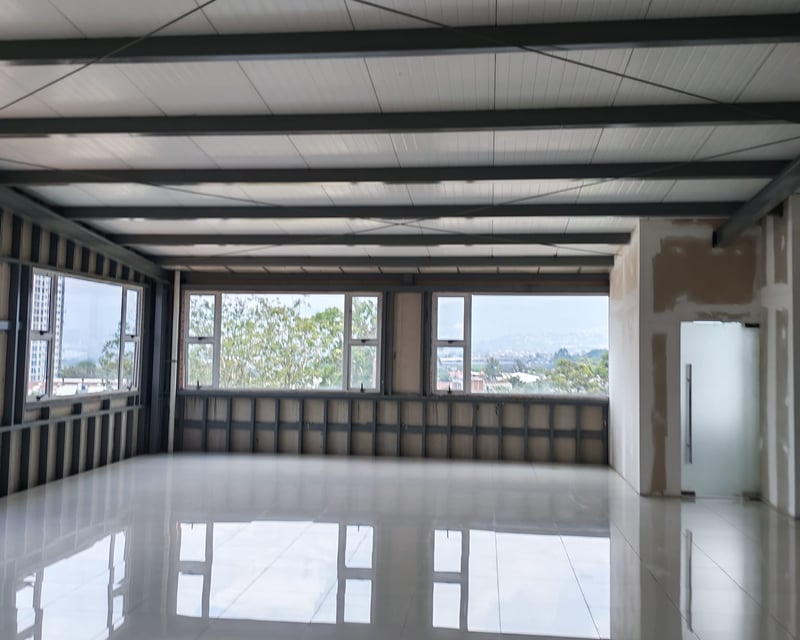 Rento Oficina Comercial zona 12 Plaza Canada