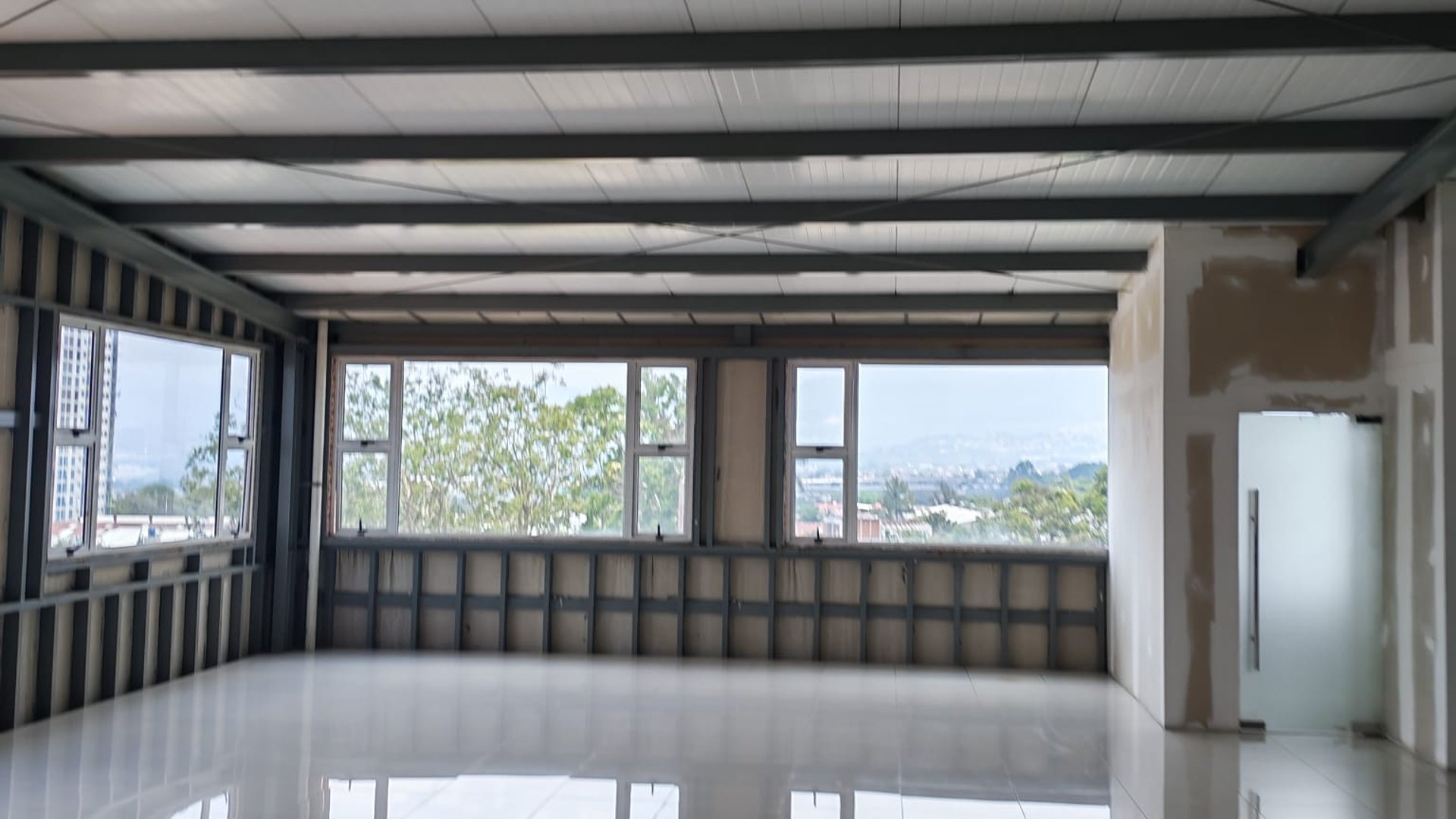 Rento Oficina Comercial zona 12 Plaza Canada