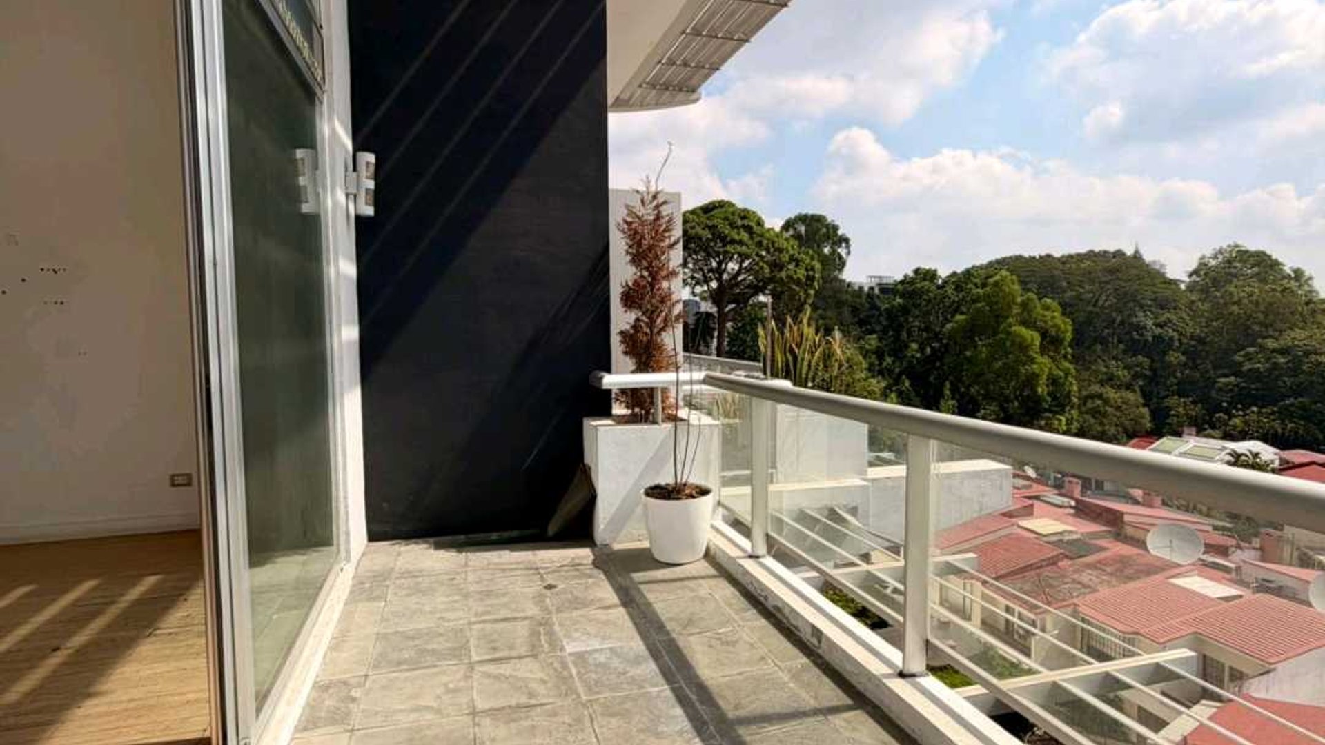APARTAMENTO EN ALQUILER o VENTA ???? Edificio Atrium, zona 10 - Miniatura 2