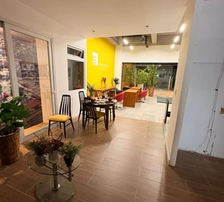 Alquilo local comercial en zona 9 